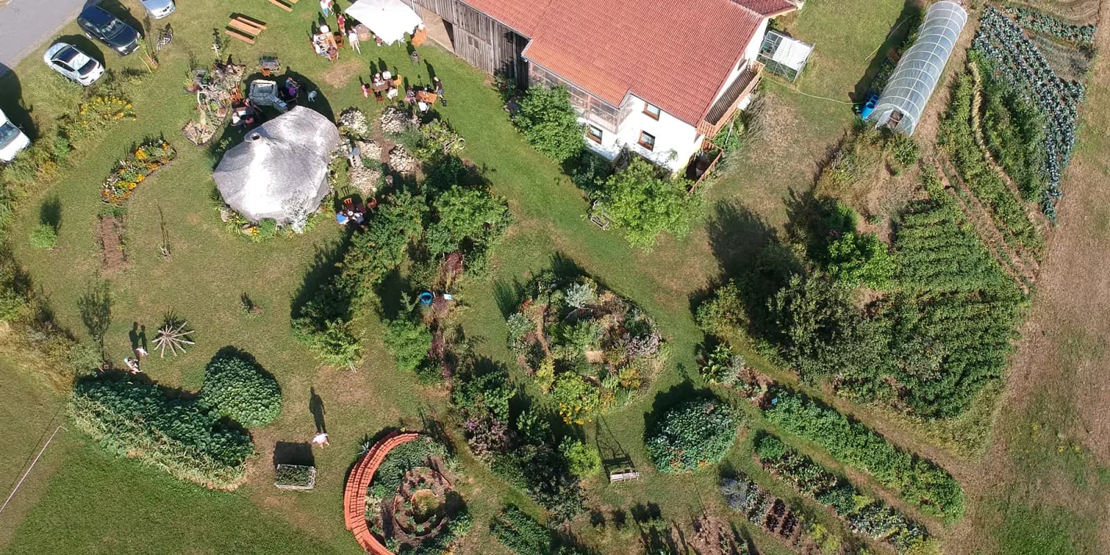 Gartenbeete und Folientunnel am Paradies am Lusen aus der Vogelperspektive