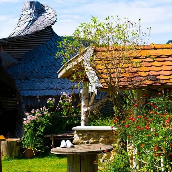 Garten und Holzpavillon im Paradies am Lusen · Archivfoto