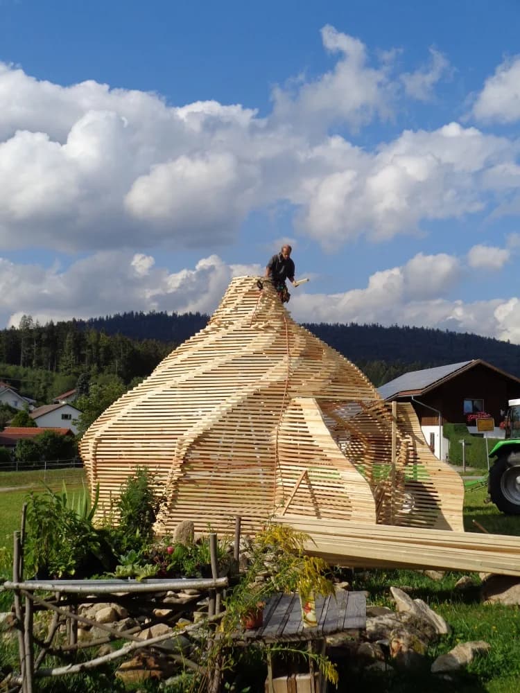Außergewöhnlicher Gartenpavillon aus Holz mit geschwungenem Dach aus handgemachten Holzschindeln