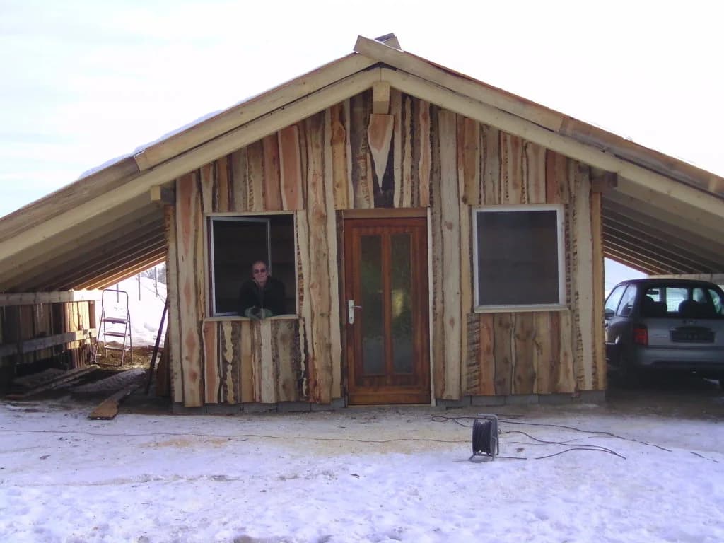 Fertig gebauter Hühnerstall aus Holz mit Fenstern und Eingangstür im Winter