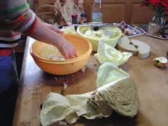 Fein geschnittener Weißkohl in einer Schüssel zur Vorbereitung von selbst gemachtem Sauerkraut