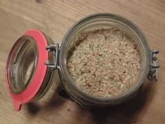 Glas mit selbst gemachtem Suppenpulver aus getrocknetem Gartengemüse