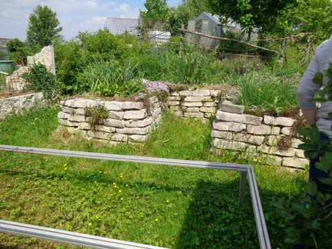 Terrassierte Gartenbeete mit Steinmauern