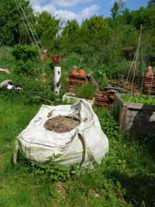 Praktisches Material zwischen den Gartenbeeten
