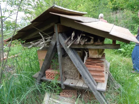Kleiner Holzunterstand als Lagerplatz im Garten