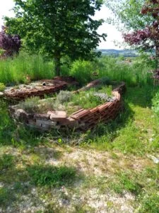 Rundes eingefasstes Gartenbeet als strukturierendes Element