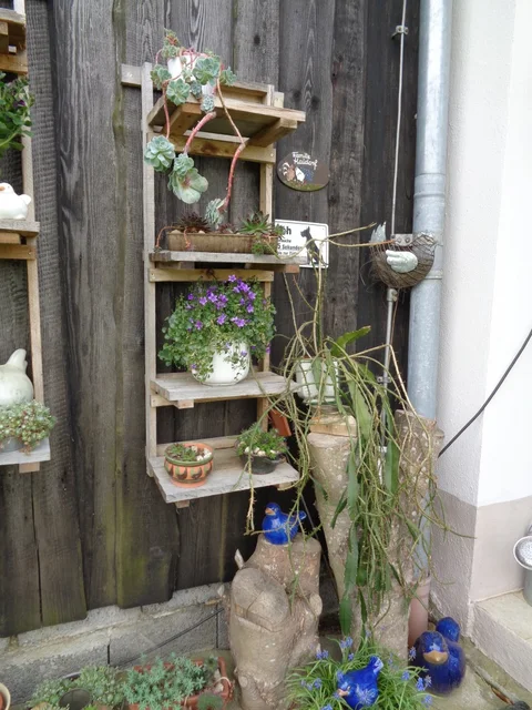 Einfaches Gartenregal aus Palettenholz und alten Holzleisten