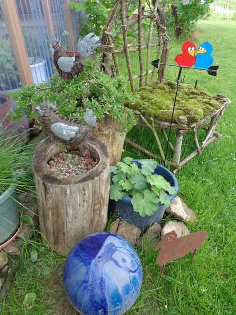 Morsche hohle Baumstämme werden als natürliche Pflanzgefäße im Garten genutzt