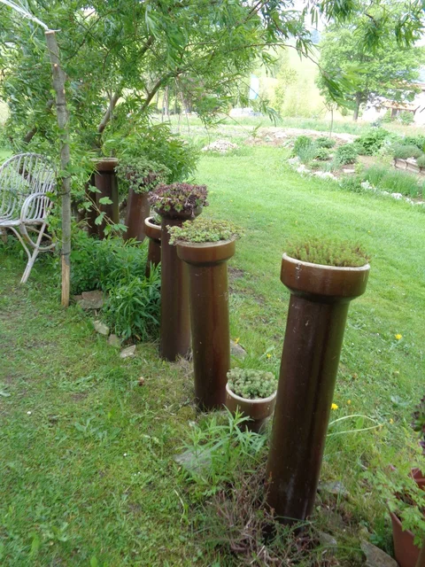 Alte Kanalrohre werden im Garten als Begrenzung und Poller wiederverwendet