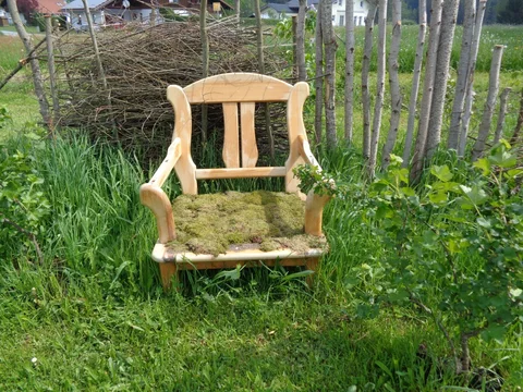 Alter Wohnzimmersessel mit natürlichem Moosbewuchs als ungewöhnliche Gartendekoration