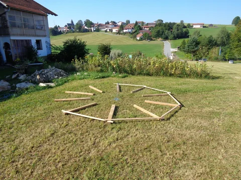 Abgesteckter Grundriss für einen großen Gartenpavillon aus Holz