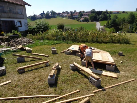 Helfer beim Bau des hölzernen Gartenpavillons