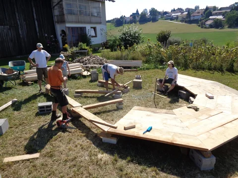 Workshop beim Bau des Bodens für den Gartenpavillon