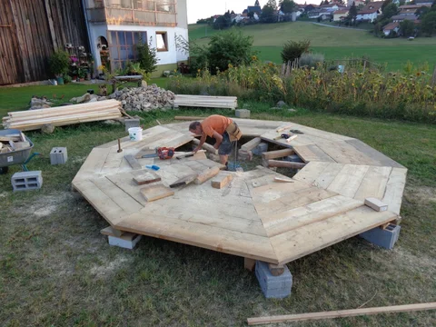 Holzboden des Gartenpavillons während des Baus