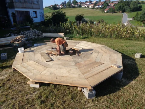 Fast fertig gebauter Holzboden des Pavillons
