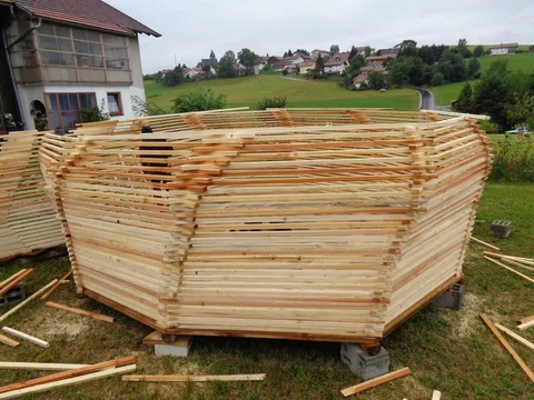 Hohe Holzwände des Gartenpavillons während des Aufbaus