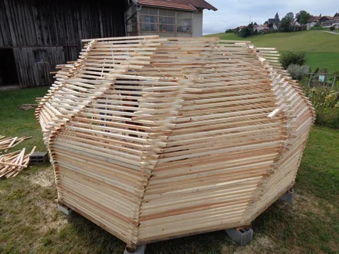 Geschwungene Form des Holzpavillons während der Bauphase