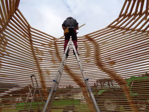 Innenansicht des Gartenpavillons mit nach oben laufenden Holzlatten