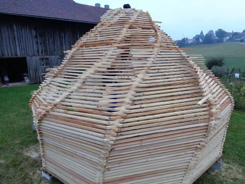 Oberer Abschluss des außergewöhnlichen Holzpavillons
