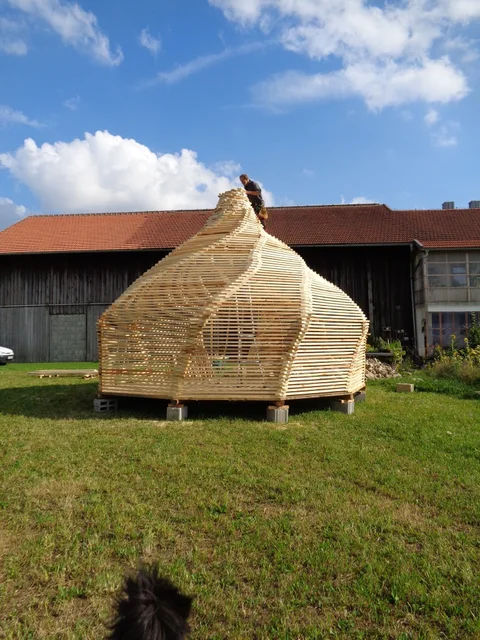 Rückseite des fast fertig aufgebauten Gartenpavillons