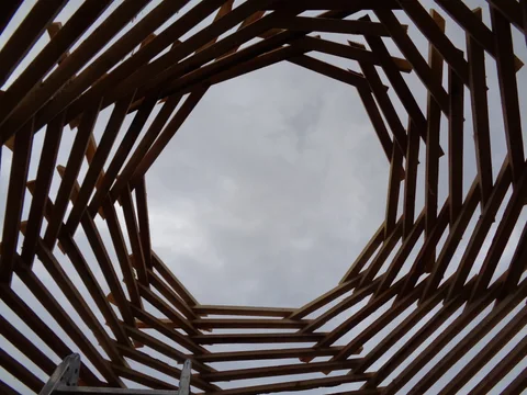 Blick von innen nach oben durch den Gartenpavillon