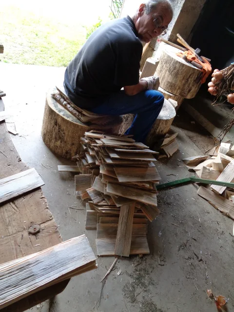 Handgemachte Holzschindeln für das Dach des Gartenpavillons