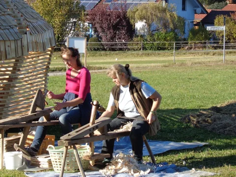 Herstellung von Holzschindeln im Freien