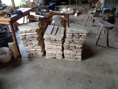 Stapel fertiger Holzschindeln für den Gartenpavillon