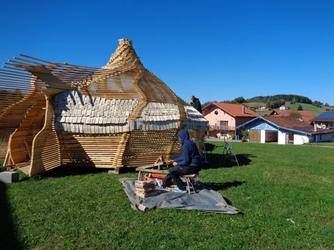 Erste Holzschindeln auf dem Dach des Gartenpavillons