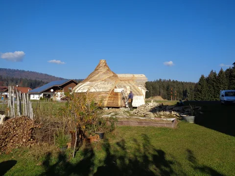 Weitgehend gedecktes Schindeldach des Gartenpavillons