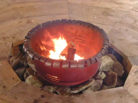 Historische improvisierte Feuerstelle im hölzernen Gartenpavillon