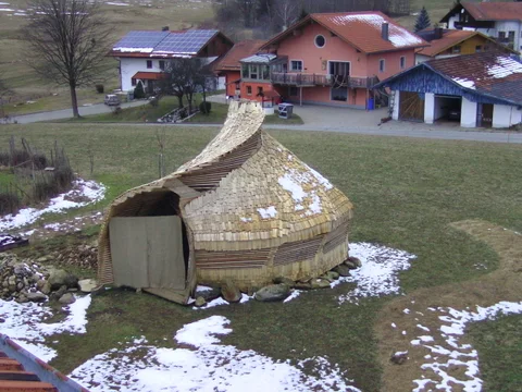 Gartenpavillon aus Holz mit letzten Schneeresten im Frühling