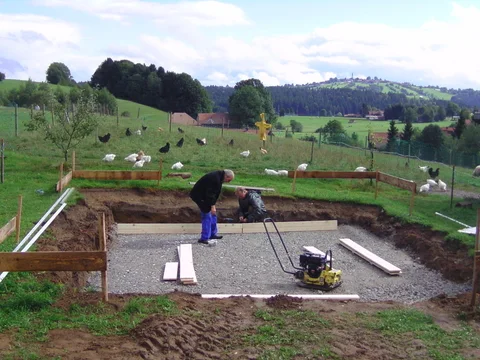 Verschalung und Bewehrung für das Fundament des Hühnerstalls