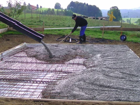 Beton wird in das Fundament des Hühnerstalls eingebracht