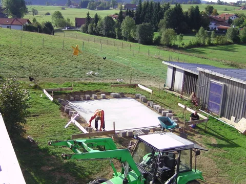 Fertige Betonplatte vor dem Mauern des Sockels
