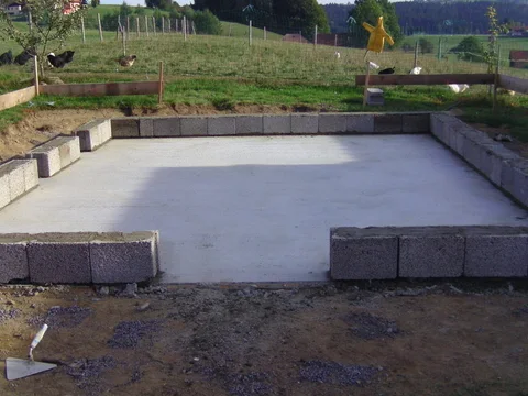 Gemauerter Sockel auf der Betonplatte des Hühnerstalls