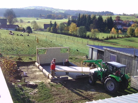 Vorgefertigte Holzwände werden beim Hühnerstall aufgestellt