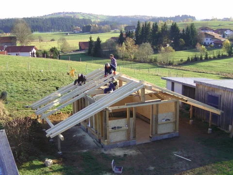 Arbeiten am Dach des selbst gebauten Hühnerstalls