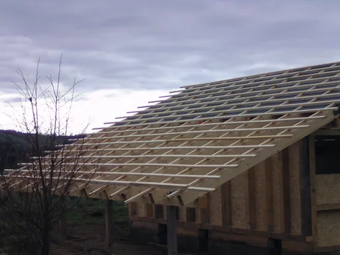 Fast fertig aufgebauter Dachstuhl des Hühnerstalls