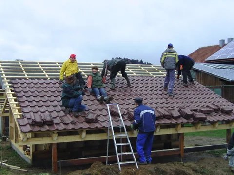 Mehrere Helfer beim Dachbau des Hühnerstalls