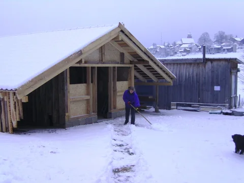 Schnee vor dem Hühnerstall während der Winterbaustelle
