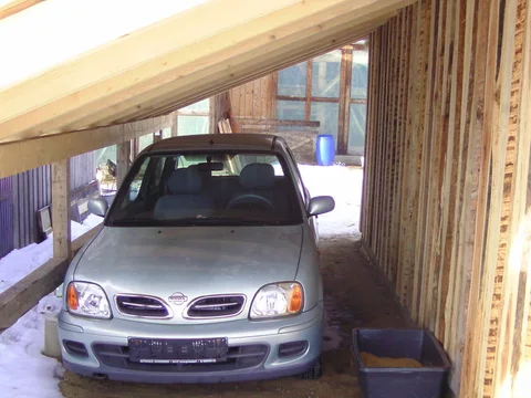 Kleines Auto unter dem Dach des neuen Hühnerstalls