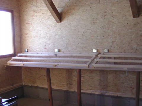 Sitzstangen im selbst gebauten Hühnerstall