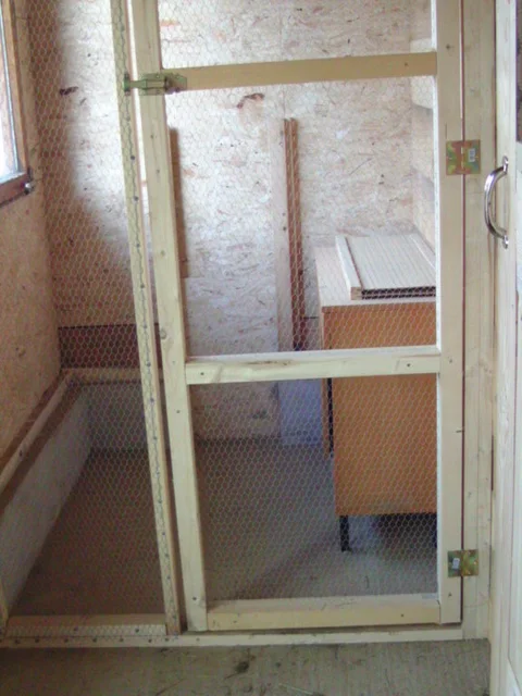 Separates Kükenabteil innerhalb des Hühnerstalls