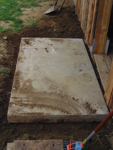 Betonplatte vor dem Eingang des Hühnerstalls