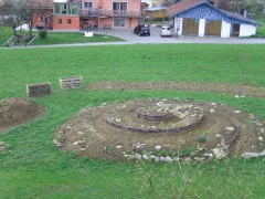 Große Kräuterspirale während der Bauphase auf einer Wiese