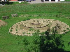 Große Kräuterspirale mit aufgebauten Stein- und Erdstufen