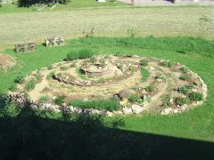 Fertig gebaute große Kräuterspirale mit ersten Pflanzen