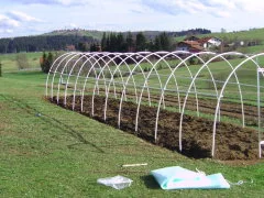 Grundgerüst eines 12 mal 3 Meter großen Folientunnels
