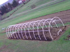 Folientunnel während des Aufbaus auf der Wiese